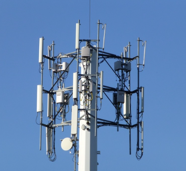 通信基站远供电源：高效率与户外防护设计